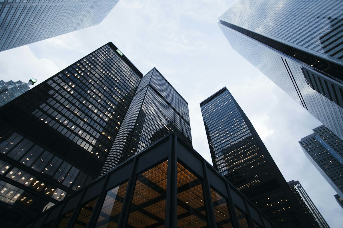 Arquitectura y rascacielos corporativos modernos